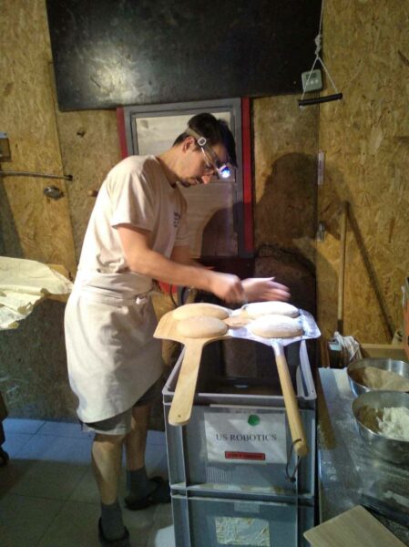 Grigne : scarification des painsavant enfournement pour 40 minutes à une heure de cuisson pour les plus gros.